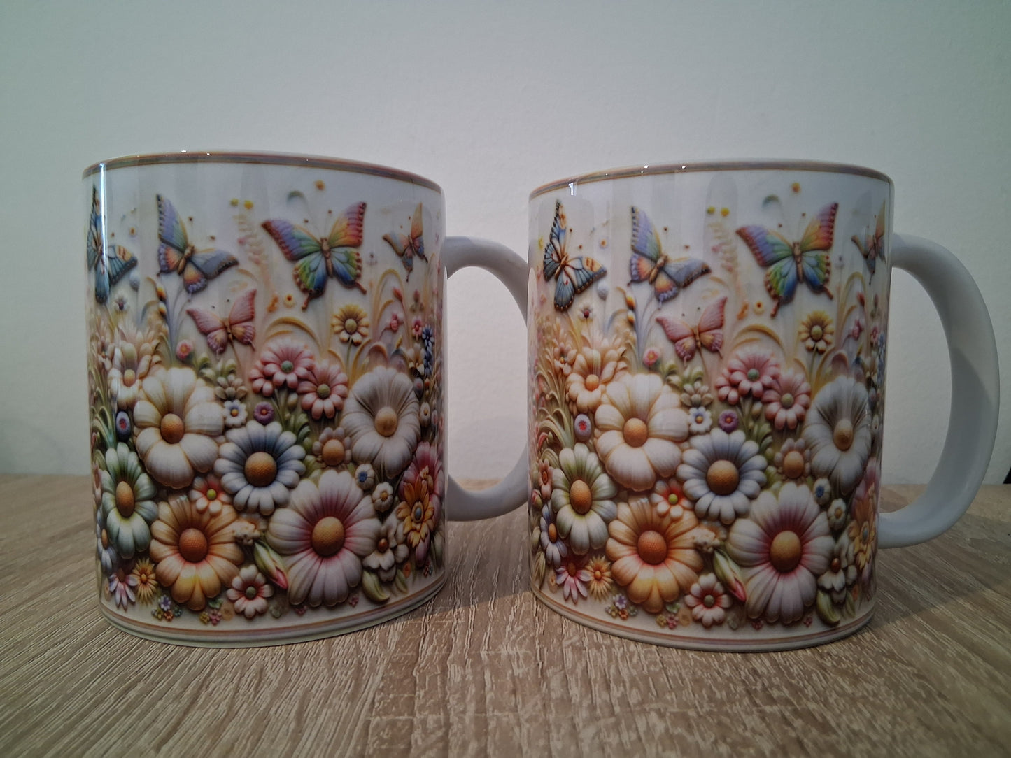 „Tasse Frühling – Keramiktasse mit Schmetterlings- & Blumenmotiv | Geschenkidee für Naturfreunde“