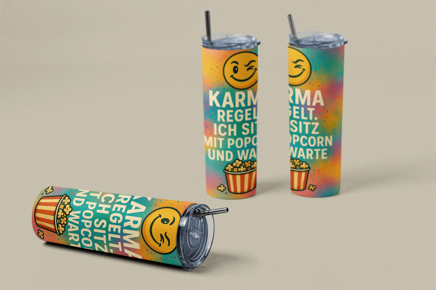 „Tumbler Karma Spruch – ‚Ich sitz mit Popcorn und warte‘ | Lustiger Thermobecher bunt & frech“