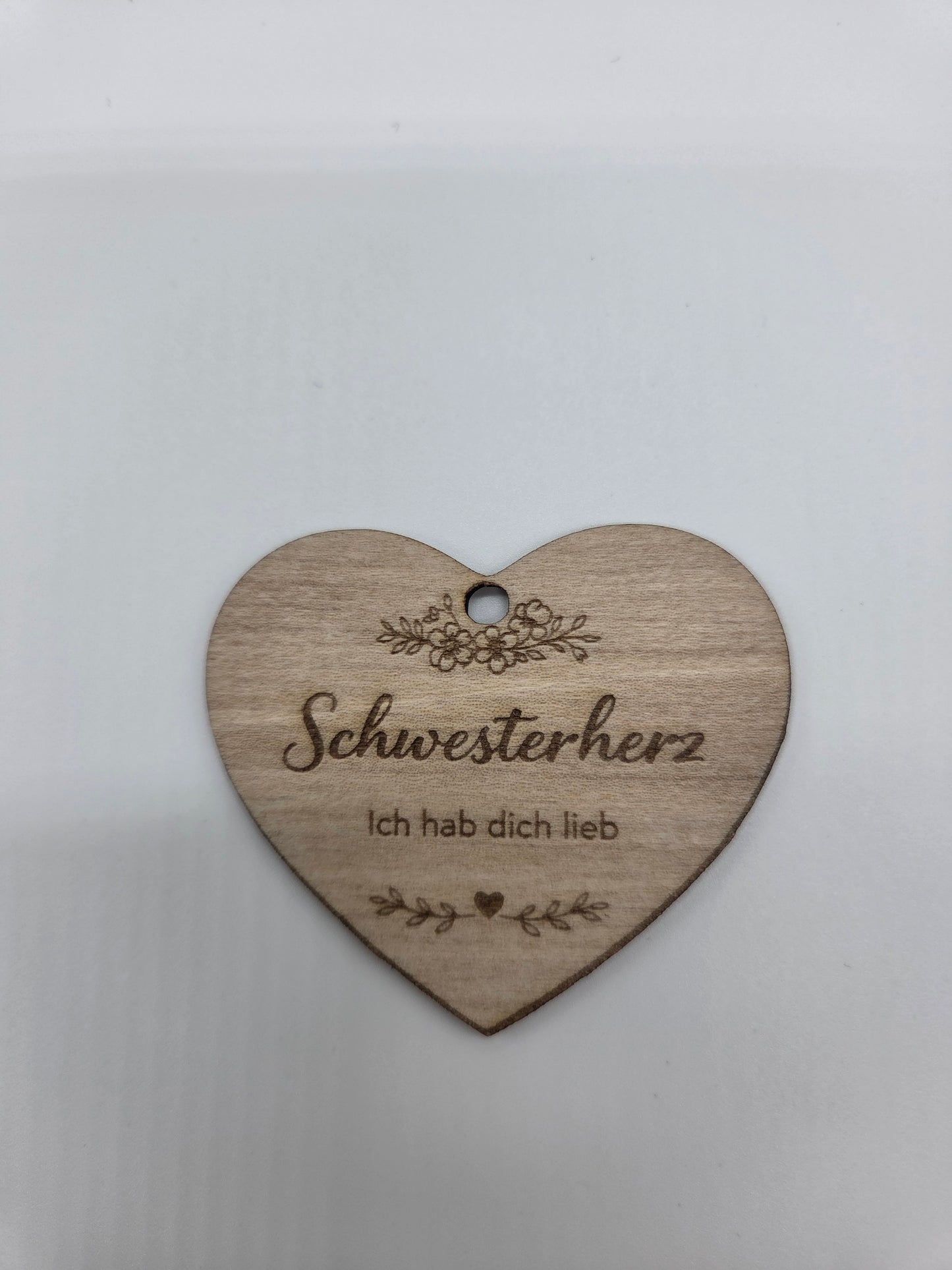 Geschenk Anhänger aus Holz – kleine Aufmerksamkeit mit großer Bedeutung